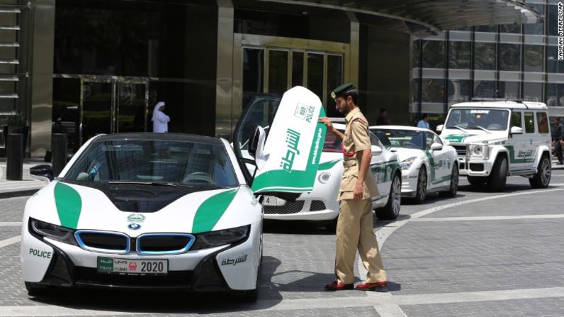 La flota de autos deportivos de la Policía de Dubai también tiene dos BMW i8s híbridos, que alcanzan una velocidad máxima de 249 kilómetros por hora. La estrategia es lograr que para el año 2030, al menos el 25% de la flota de carros del gobierno sean híbridos o carros eléctricos.