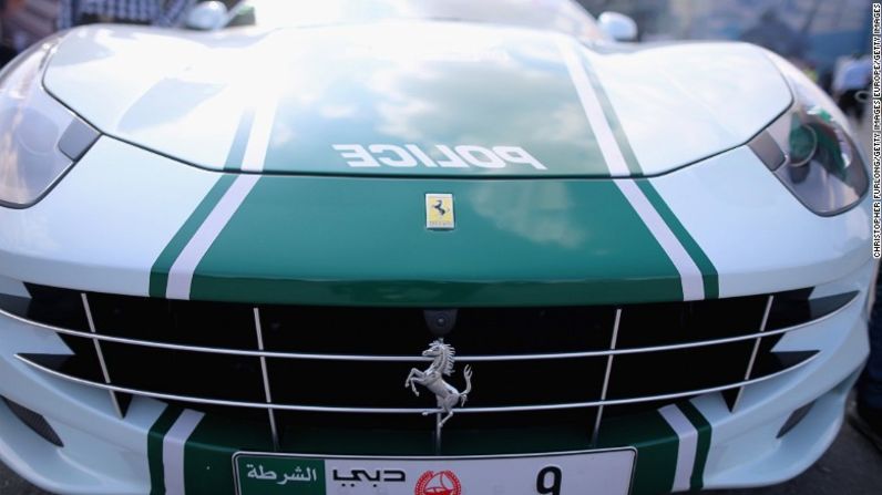 El Ferrari FF es uno de los preferidos por los turistas para tomarse fotos. Tiene una velocidad máxima de 334 kilómetros por hora.