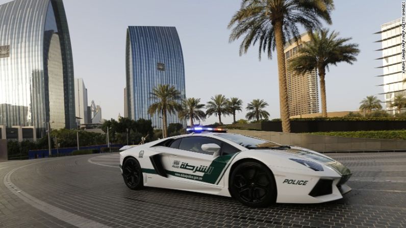 El Lamborghini Aventador fue especialmente modificado para la Policía de Dubai y alcanza una velocidad máxima de 349 kilómetros por hora.