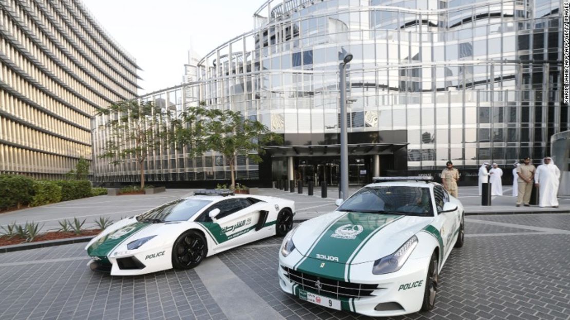 Dos de los primeros carros que llegaron a la súperflota de vehículos deportivos de la Policía de Dubai fueron el Lamborghini Aventador (izquierda) y el Ferrari FF (derecha), fotografiados aquí a los pies del famoso Burj Khalifa.
