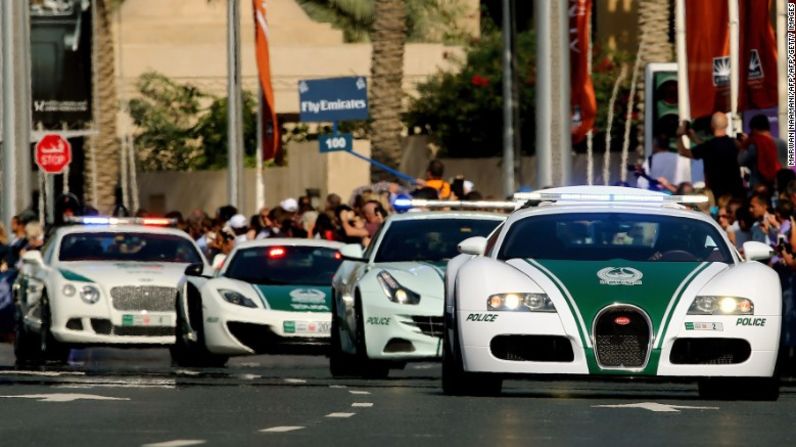 La policía de Dubai ha utilizado su superflota de autos como una oportunidad de mercadeo desde el 2013, cuando adquirió el Lamborghini Aventador, para promover la imagen de la ciudad y romper las barreras entre la policía y la gente.