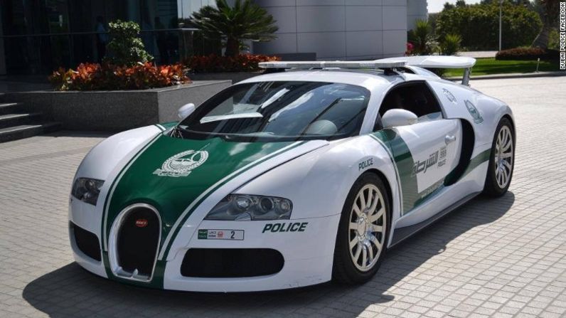 El Bugatti Veyron de la Policía de Dubai que recibió el Récord Guinness como el carro policial más rápido del mundo tiene una asombrosa velocidad máxima de 253 millas por hora (407 kilómetros por hora). Con su motor de 16 cilindros produce 1.000 caballos de fuerza, lo que permite que acelere de 0 a 96 kilómetros por hora en solo 2 segundos y medio.