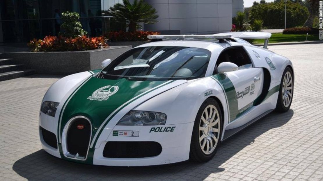 El Bugatti Veyron de la Policía de Dubai que recibió el Récord Guinness como el carro policial más rápido del mundo tiene una asombrosa velocidad máxima de 253 millas por hora (407 kilómetros por hora).