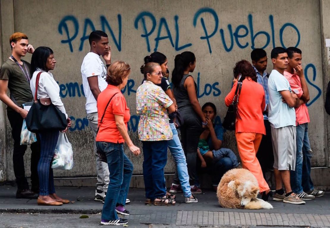 Filas para comprar pan en Venezuela.