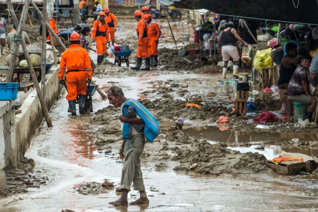 Trabajadores de limpieza tras las inundaciones en Perú.