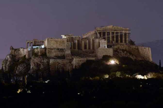 La Acrópolis en Atenas apagó sus luces como parte de la Hora del Planeta.