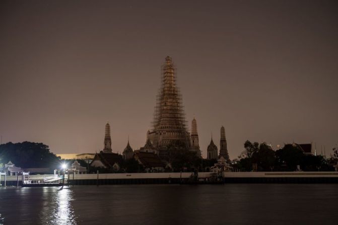 El templo de Wat Arun en Bangkok, Tailandia, con las luces apagadas.