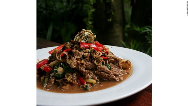 Para los turistas que visitan Camboya, las hormigas rojas son un poco más atractivas que las arañas. Mezcladas con carne y albahaca sagrada, las hormigas rojas suelen darle un sabor especial a los platos.