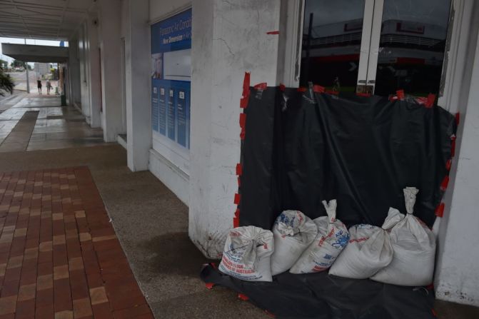 La tormenta azotó la costa de Queensland con lluvias torrenciales, que combinadas con mareas de tormentas peligrosas, podrían causar grandes inundaciones, según el Buró Australiano de Meteorología. Los residentes de la ciudad de Ayr en el norte de Queensland ubicaron bolsas de arena en las puertas de sus negocios para protegerse de las inundaciones mientras Debbie se acercaba.