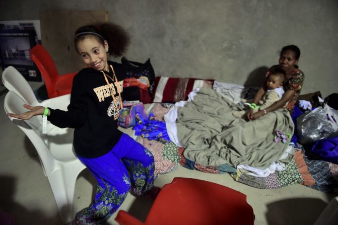 Una familia se refugia en un refugio temporal en la ciudad e Ayr en el norte de Queensland mientras pasa la amenaza del ciclón Debbie.