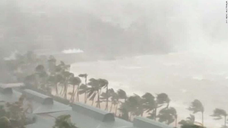 El ciclón tropical Debbie tocó tierra en la mañana de este martes en la costa nororiental de Australia con vientos sostenidos de 185 km/h y ráfagas que alcanzaron los 262 km/h.