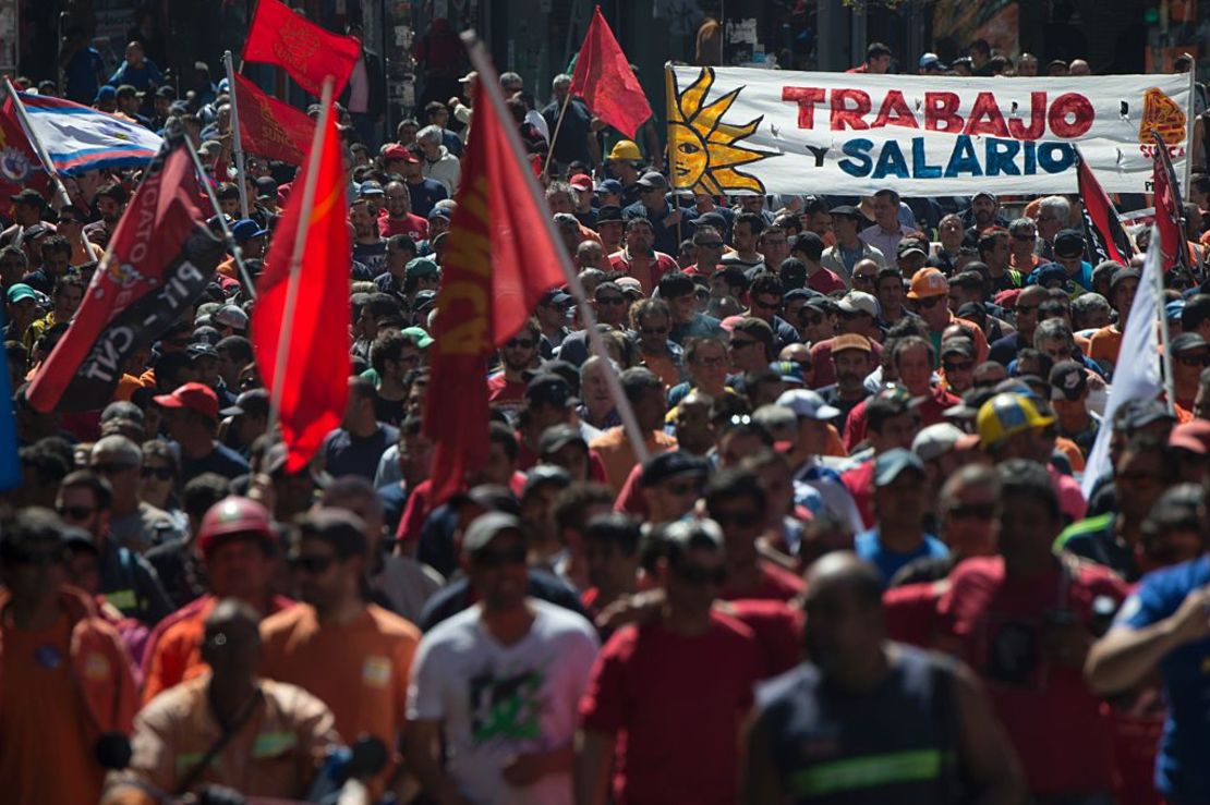 En Uruguay, medidas de protesta como cortes de calles y rutas ahora son prohibidos por decreto. Aquí unas protestas en 2015.