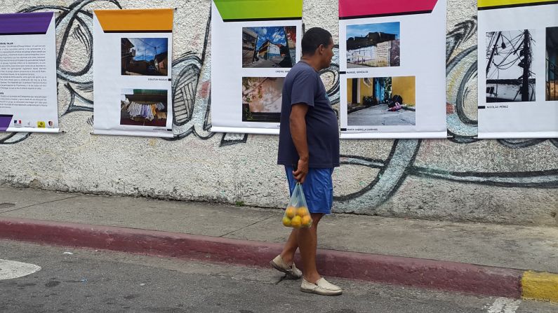 Inicio sus estudios fotográficos en la Escuela de Foto Arte en Caracas.