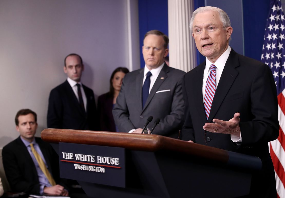 Jeff Sessions (d) participa en el informe de prensa diario de la Casa Blanca junto a Sean Spicer.