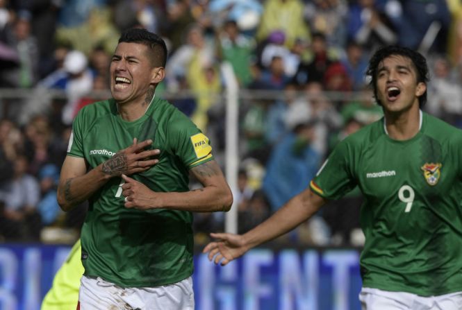 Bolivia pasó por encima de Argentina con goles de Moreno (derecha) y Arce.