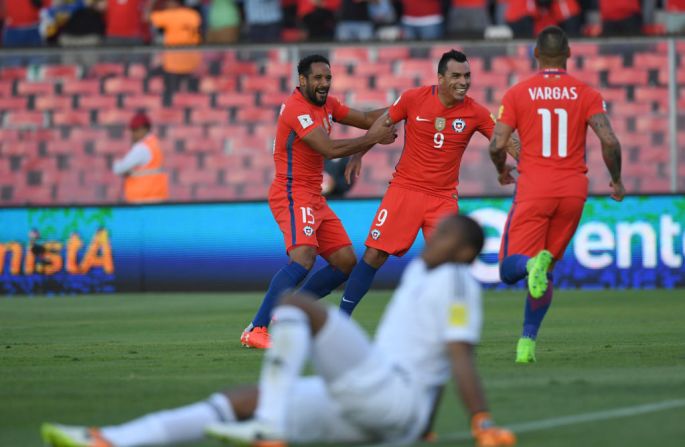 Esteban Paredes celebra uno de sus goles en la victoria de Chile sobre Venezuela.