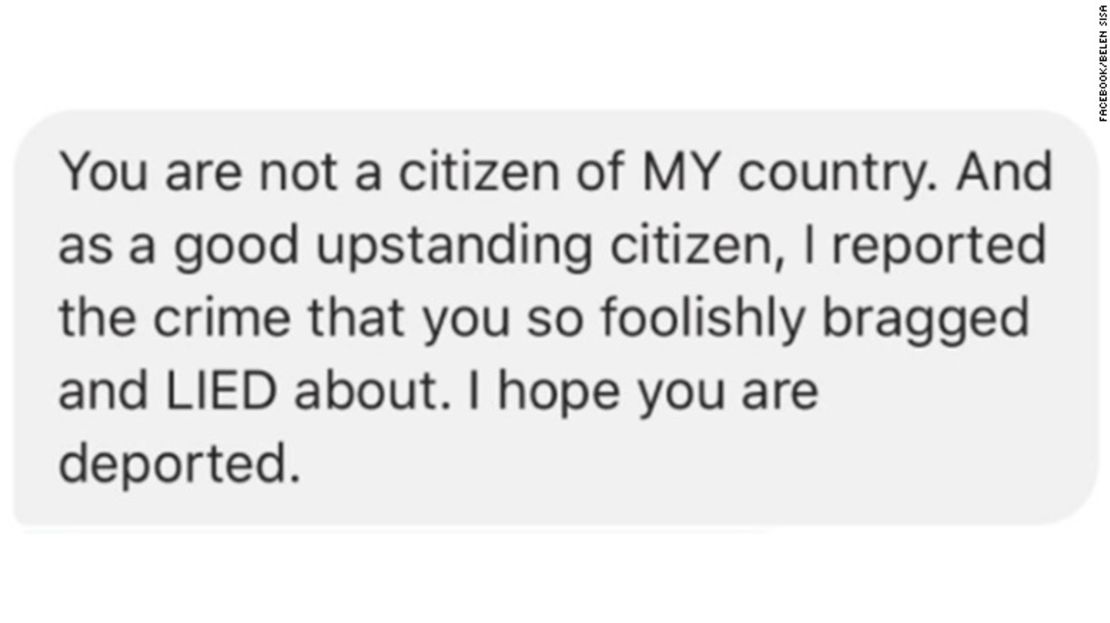 Belén compartió algunos de los mensajes que recibió, en los que la insultaron y le dijeron que merecía ser deportada. Este dice: "Usted no es ciudadana de MI país y yo, como buen ciudadano, íntegro, reporto el crimen de que usted alardeó tontamente y mintió sobre eso. Espero que sea deportada".