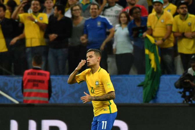 El brasileño Coutinho marcó contra Paraguay. Brasil es el líder absoluto.