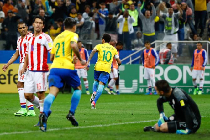 Neymar celebra el segundo gol de Brasil ante Paraguay.