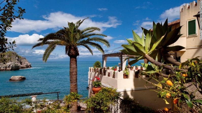 Belmond Villa Sant'Andrea (Sicilia, Italia): Construido como una casa 1830, el Belmond fue hermosamente renovado y aún conserva el encanto tranquilo de una residencia familiar privada (piensa en los pasteles sicilianos caseros en el área de registro y en las flores frescas de cada habitación).