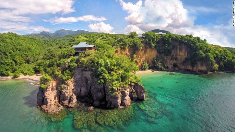 Bahía Secreta (Dominica): este hotel de lujo sigue siendo relativamente desconocido cuando se compara con otros resorts del Caribe similares y por eso se siente como tu propio refugio secreto. Sus ocho bungalós, construidos al mejor estilo de casas en el árbol, están escondidos en medio de un follaje espejo similar a la selva