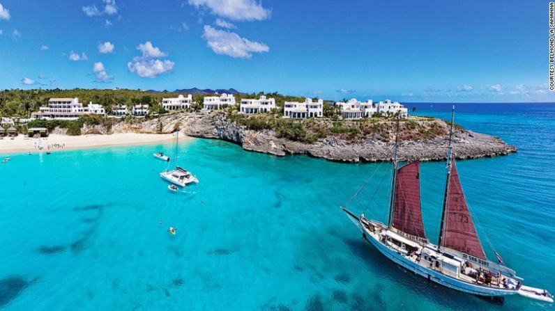 Belmond La Samanna (San Martin): sus 83 habitaciones de lujo y ocho casas de estilo mediterráneo se esconden detrás de 55 hectáreas tropicales, ubicadas en las playas vírgenes de Baie Longue. Entre los atractivos de este resort destacan dos piscinas infinitas, un spa celestial, dos restaurantes franco-caribeños y una cueva de vinos con 12.000 botellas.