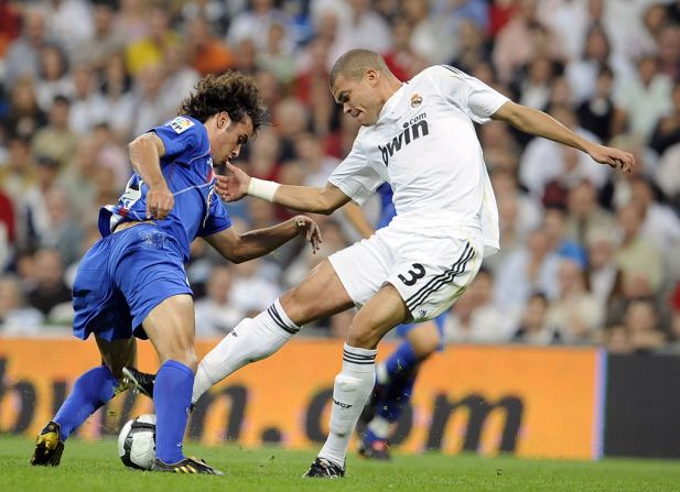 Pepe perdió la cabeza el 21 de abril del 2009 cuando, tras cometerle una falta a Javier Casquero, del Getafe, en un partido de liga, le pegó una serie de patadas sin balón, como si estuviera poseído. La expulsión no se hizo esperar. La sanción: diez partidos.