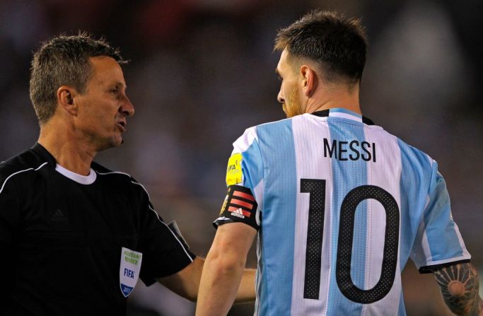 Messi ofendió a un árbitro y los sancionar con 4 fechas. Pero no es el único que ha sido castigado por mal comportamiento en el campo de juego.