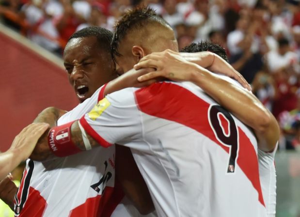 El peruano Edison Flores celebra el gol de la victoria sobre Uruguay.