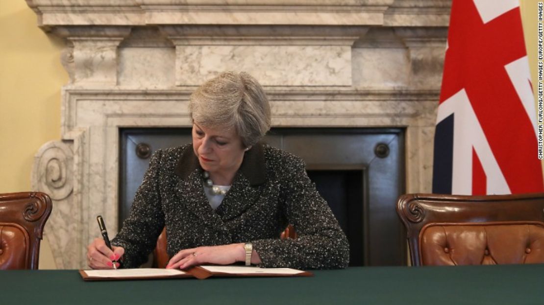 Theresa May firmó la carta de notificación del "brexit" el martes por la noche.