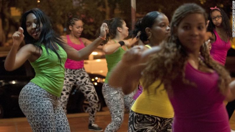 Bailar - Si te gustan los clubes nocturnos o un baile suave en las bodas, la danza tiene un gran potencia para quemar calorías y perder peso. Incluso una fiesta con tus amigos puede hacerte perder hasta 600 calorías.