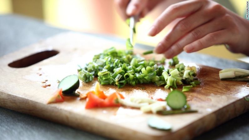 Cocinar - Aunque estar en la cocina preparando la comida pueda parecer tedioso, hacer la cena puede quemar hasta 100 calorías.