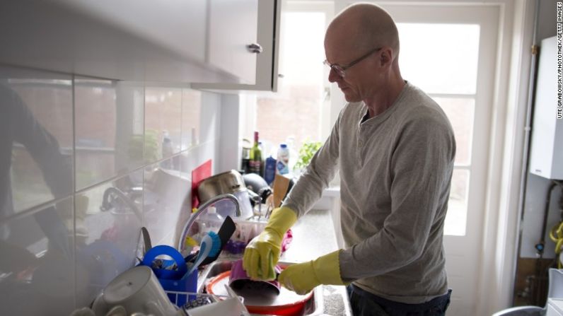 Limpiar - El trabajo en la casa no se hará solo, así que mejor lo haces y aprovechas para quemar algunas calorías. Para un hombre de tamaño promedio, barrer o aspirar quema 110 calorías, para una mujer promedio, 95.