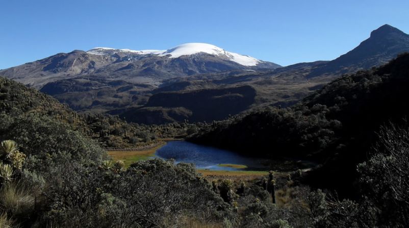 Esta es la vista desde uno de los centros de visitantes del Parque Nacional Natural Los Nevados, ubicado en la Cordillera de los Andes, en el occidente de Colombia.