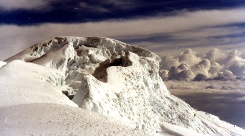 El Nevado del Huila es un volcán que se encuentra en constante actividad. Tiene un cráter formado durante la erupción, del 20 de noviembre de 2008.