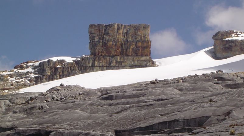 Este lugar es conocido como Púlpito del Diablo y es uno de los más famosos del Nevado del Cocuy, en Colombia. Los colombianos les dicen nevados a los glaciares, que son pequeñas masas de hielo que coronan lo más alto de las montañas más elevadas del territorio.