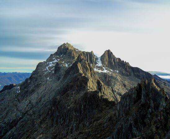 La Sierra Nevada de Santa Marta es como una montaña mágica, coronada por hielo, que surge a pocos minutos del Mar Caribe y tiene varios picos. Uno de ellos es el Pico Bolívar.