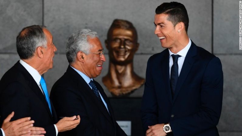 Ronaldo, nacido en Funchal, durante la presentación de la estatua.