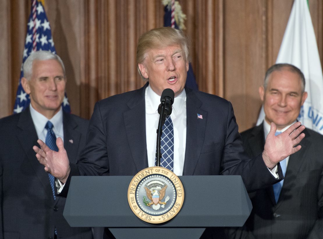 Donald Trump hace declaraciones antes de firmar el decreto de Independencia Energética.