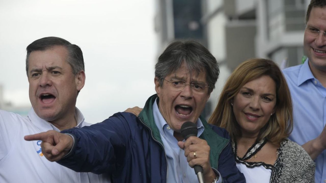 Ecuadorean presidential candidate for the CREO party Guillermo Lasso participates in a rally outside the National Electoral Council after a press conference of the President of Electoral Council Juan Pablo Pozo, in Quito on February 21, 2017.  
Ecuadoran officials denied claims of attempted fraud in a tightly-fought election as the last votes were counted Tuesday with the ruling socialists looking likely to face a hard-to-win runoff vote. Pozo said it could take until February 23 for the full results to be confirmed. / AFP / RODRIGO BUENDIA