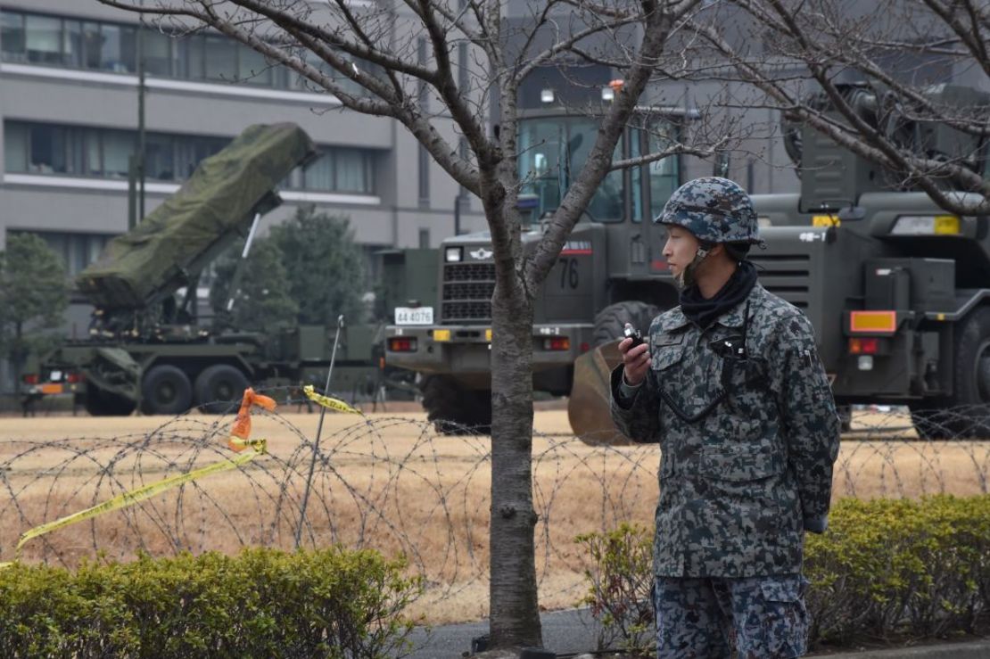 Un soldado de las Fuerzas de Autodefensa de Japón hace guardia cerca de una unidad de lanzamiento de misiles tierra-aire, utilizado para combatir amenazas de misiles balísticos entrantes.