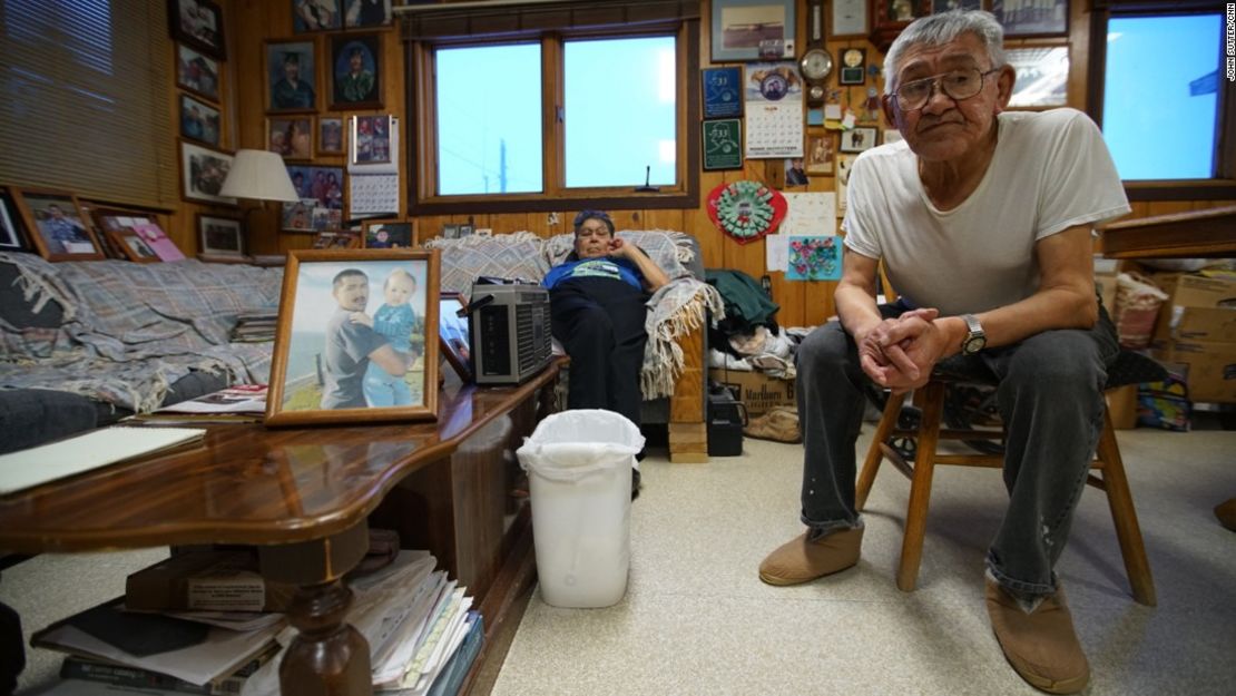 Shelton y Clara Kokeok, con la foto de su hijo Norman, que murió por caer en el hielo.