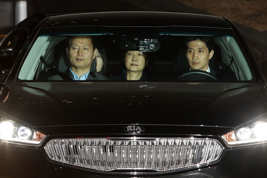 La depuesta presidenta surcoreana Park Geun-hye (c) deja la oficina del fiscal general y es trasladada a un centro especial de detención en Seúl.