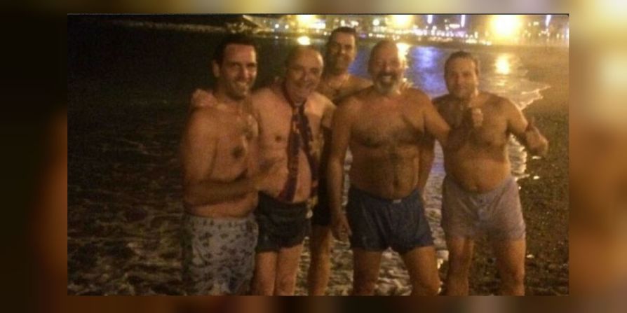 El expresidente del Barcelona Joan Gaspart (2i) se baña en una playa tras el 6-1 del Barcelona contra el PSG en los octavos de final de la Liga de Campeones.