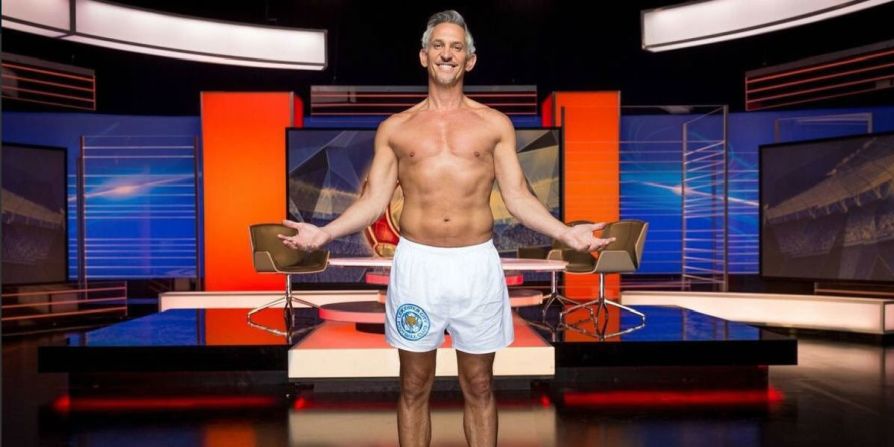 El exdelantero inglés Gary Lineker apareció casi desnudo en un programa de televisión tras prometer hacerlo luego de que su primer equipo, el Leicester, quedara campeón de la Liga Premier inglesa.