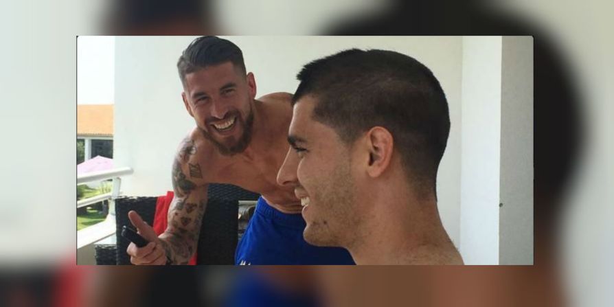 Sergio Ramos le corta el cabello a su compañero en el Real Madrid Álvaro Morata por cábala.