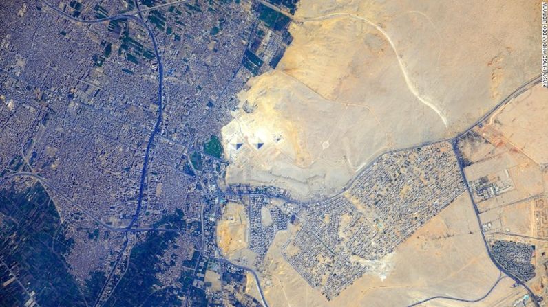 El Cairo, Egipto — Las pirámides de Guiza pueden verse en el centro de esta imagen tomada desde la Estación Espacial Internacional en 2012, junto a la moderna área metropolitana de El Cairo a la izquierda y el desierto del Sahara a la derecha.