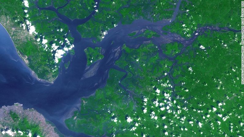 Río, Sierra Leona — En esta imagen aparece el río de Sierra Leona, capturada en en 2014 por la aeronave Terra de la NASA.