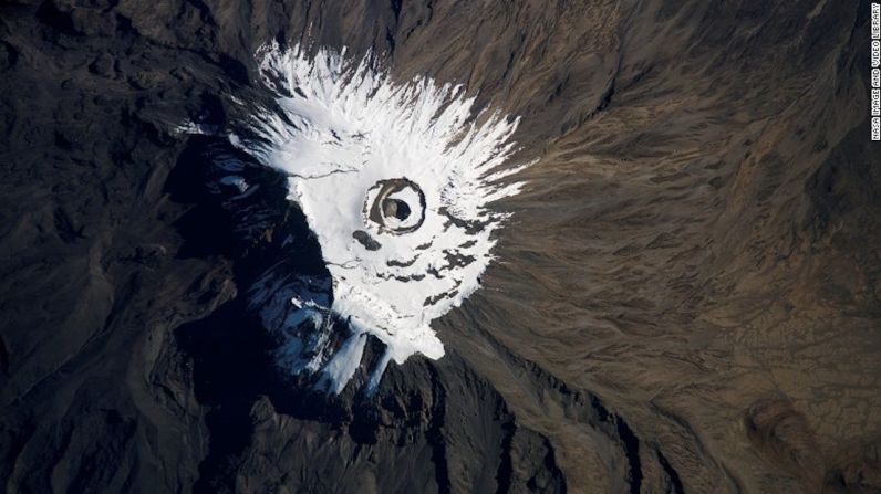 Monte Kilimanjaro, Tanzania — Un miembro del equipo de la Estación Espacial Internacional capturó esta imagen del Monte Kilimanjaro, en Tanzania, cubierto de nieve en 2007.