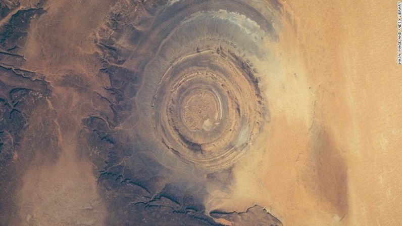 Gres de Chinguetti Plateau, Mauritania — La Estructura de Richat, un punto geográfico en el desierto del Sahara, aparece en esta foto de 1993 en el Gres de Chinguetti Plateau en el centro de Mauritania, al noroccidente de África.